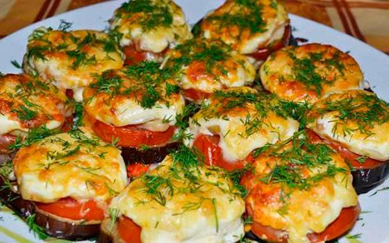 Готовим в духовке нежнейшие баклажаны с помидорами, сыром и чесноком - фото