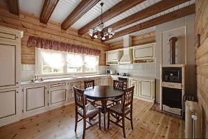 Дизайн кухни в деревянном доме: варианты планировки и оригинальные идеи офо ... - фото